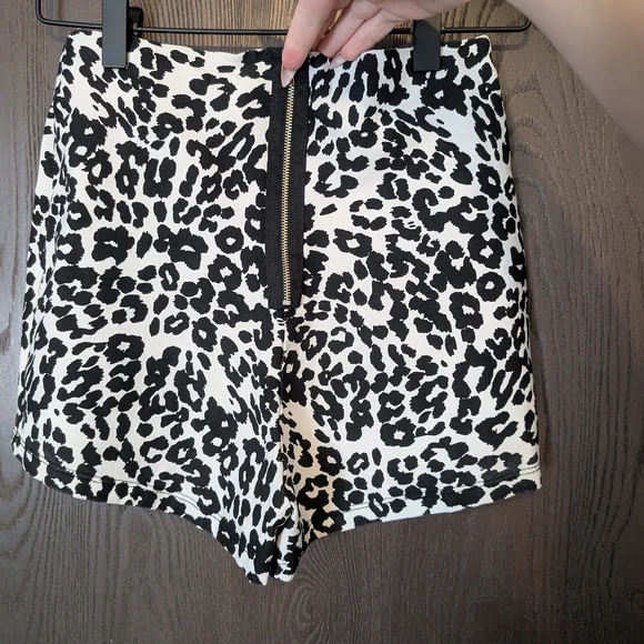 Classy Leopard Print Women's Shorts - Picture 1 of 6